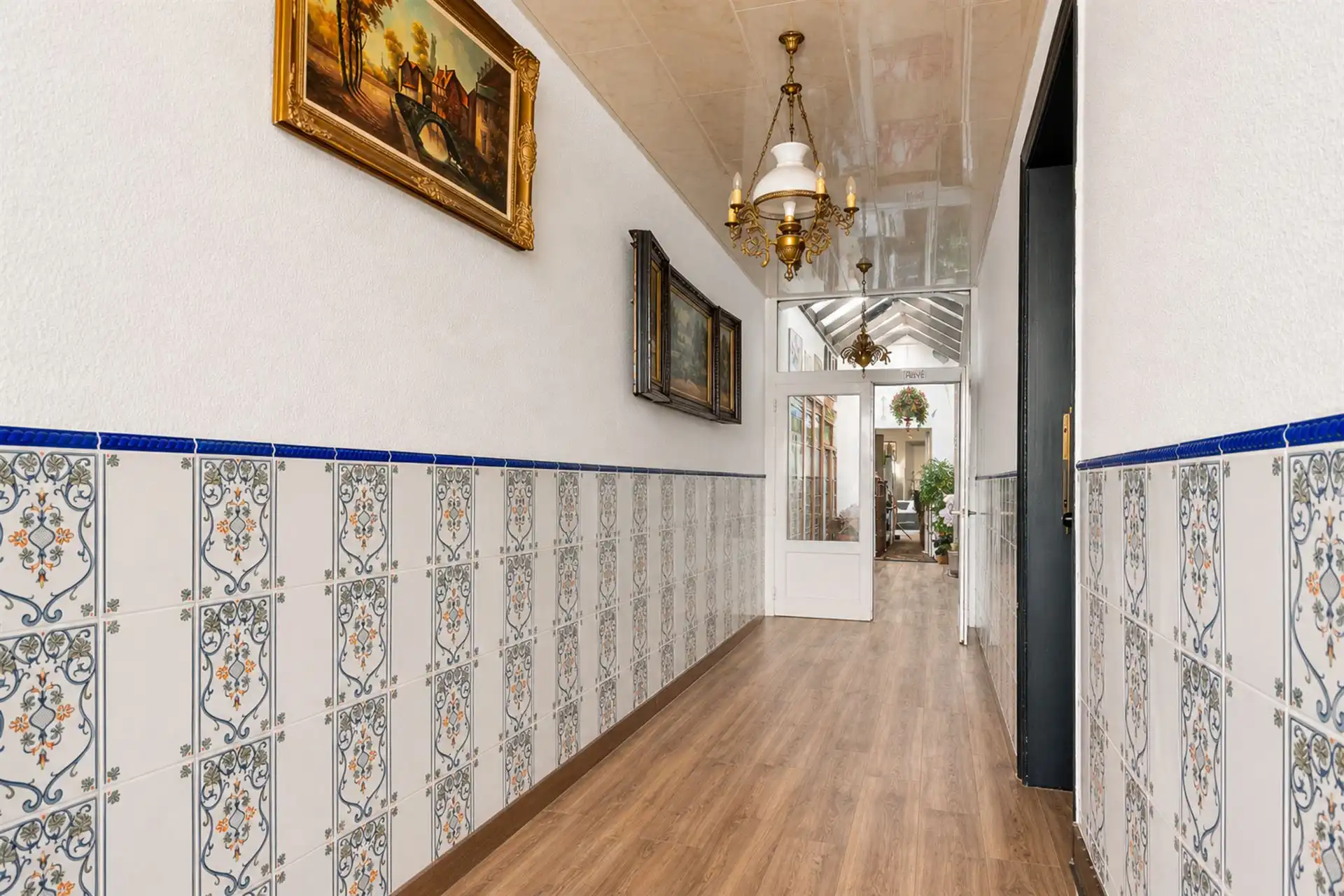 Grote karakterwoning met 5 slaapkamers en dakappartement. foto {{pictureIndex}}