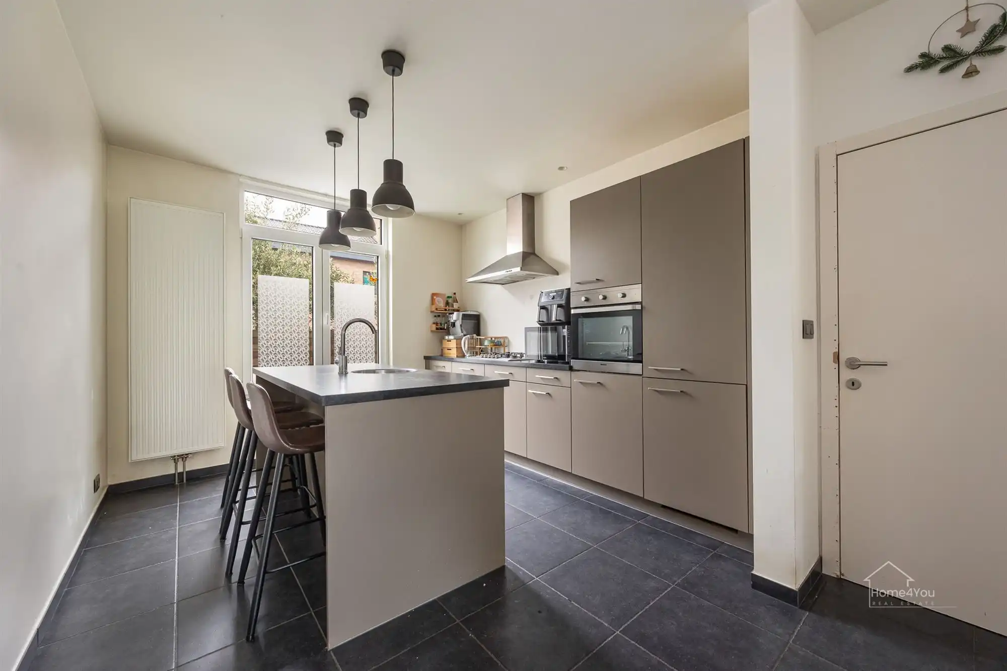 Instapklare woning met ruime tuin in Antwerpen te koop!  foto 3