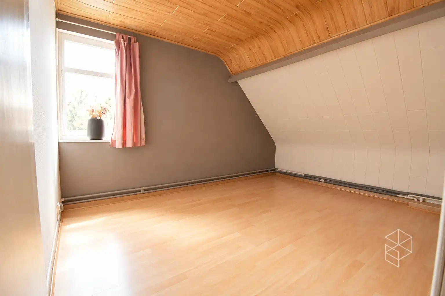 Goed onderhouden woning met 3 slpk, tuin oprit en bijgebouw foto 8