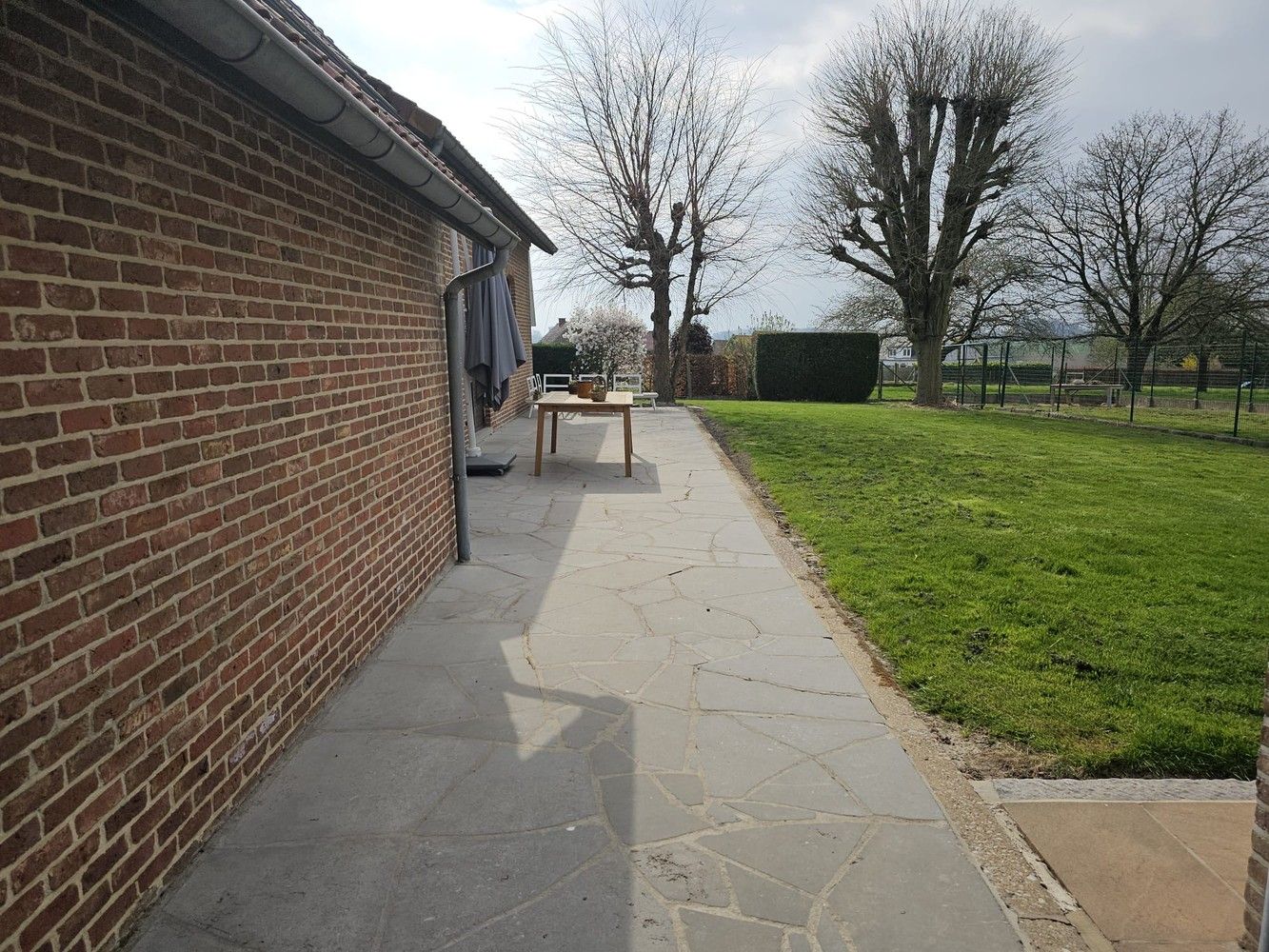 Karaktervol landhuis met bijgebouw op mooi, breed perceel met een opp. van 30a32ca foto 4