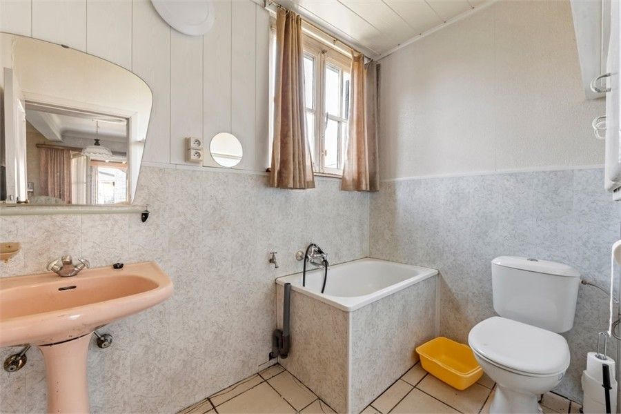 RUIM TE RENOVEREN PAND MET VEEL POTENTIEEL IN HET GEZELLIGE ZEPPEREN foto 18