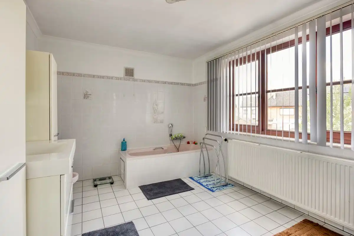 Schitterend gelegen woning met 4 slaapkamers, tuin en garagebox. foto 8