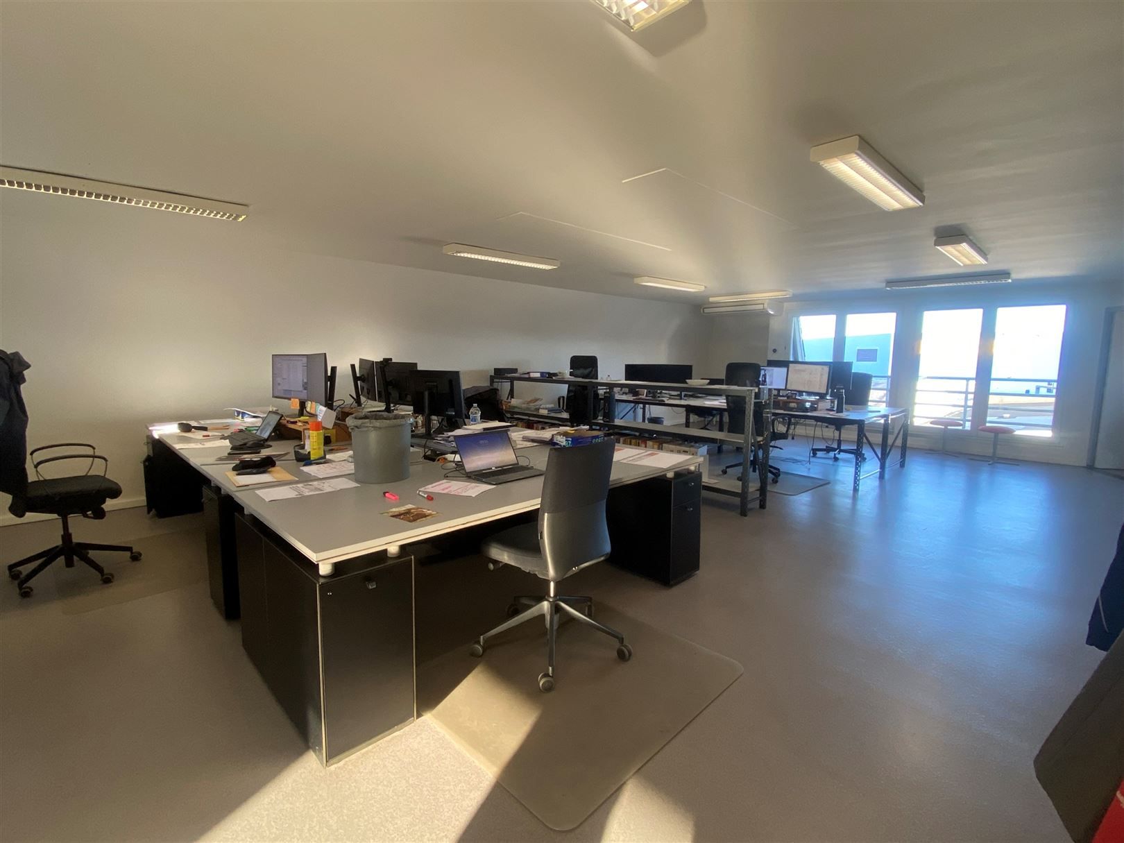 Comfortabele kantoren op zichtlocatie aan het klaverblad in Sint-Denijs-Westrem foto {{pictureIndex}}