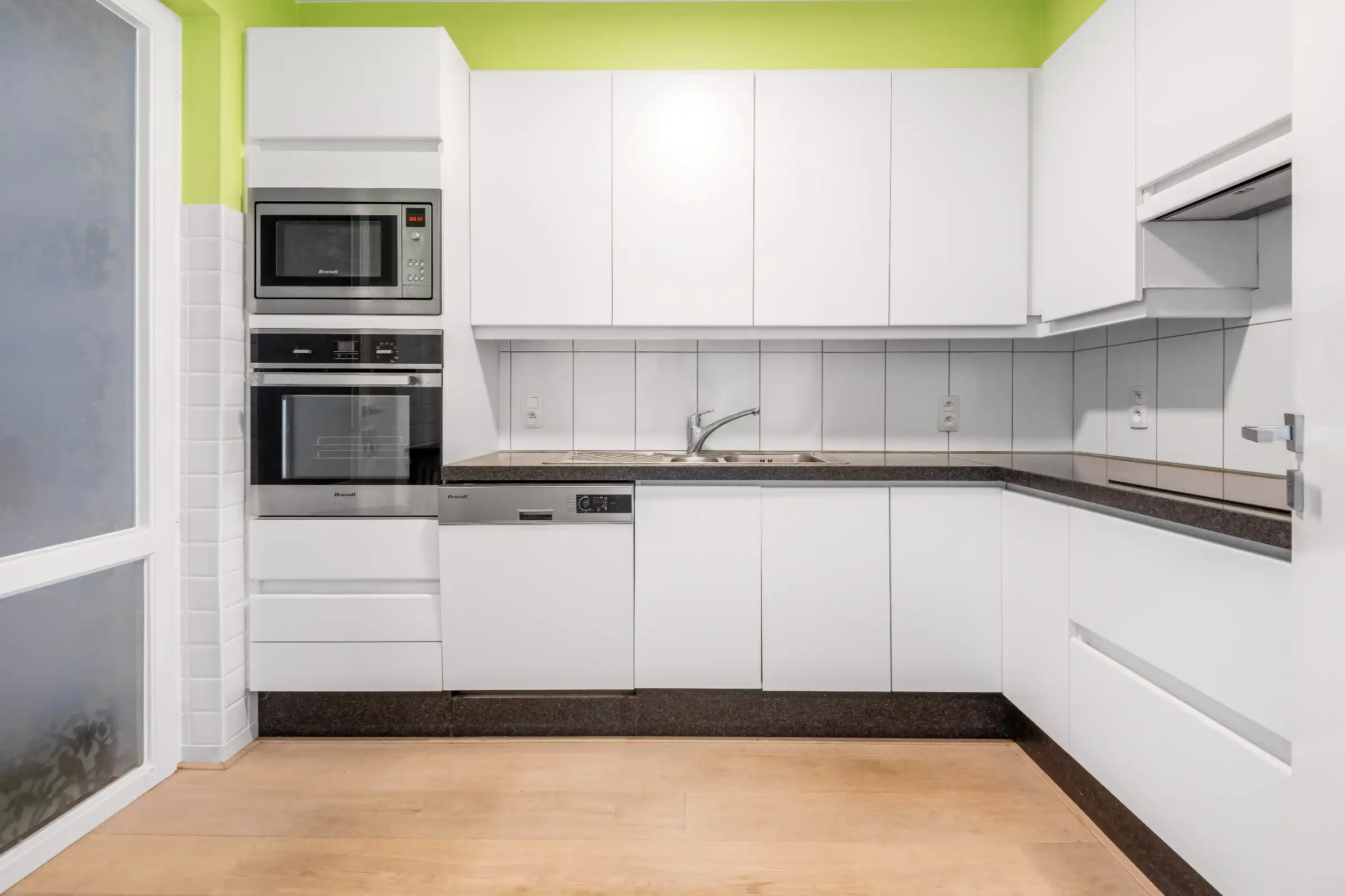 Ongemeubeld appartement met 3 slaapkamers op de ZEEDIJK in het Zoute tegen het Albertplein. foto 6