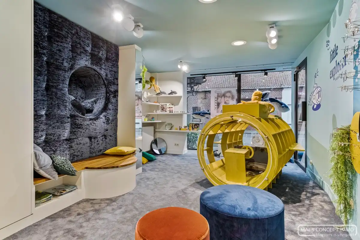 Te koop handelspand op top locatie met bovenliggend ruim appartement foto 10