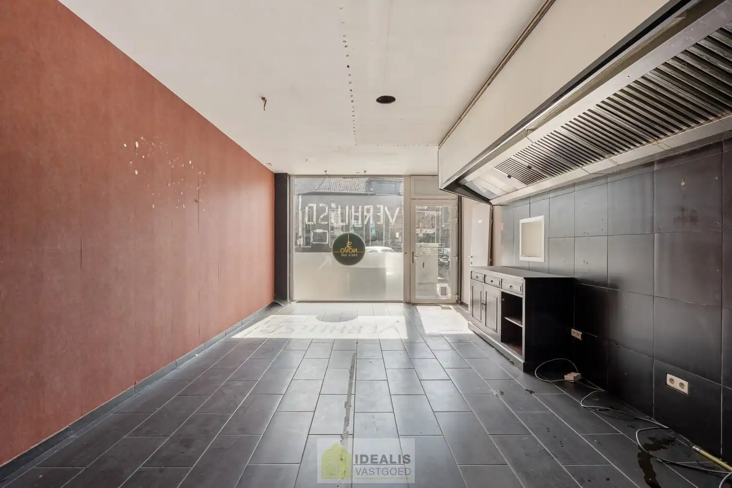IDEALIS VASTGOED -  INVESTERINGSEIGENDOM BESTAANDE UIT 2 GELIJKVLOERSE HANDELSPANDEN EN 5 BOVENLIGGENDE APPARTEMENTEN IN HET CENTRUM VAN PELT! – te renoveren investeringseigendom op een toplocatie in Pelt (Neerpelt). Gelijkvloers 2 handelspanden, op de 1ste verdieping een 3 slpk.-appartement, 2de verdieping een 3 slpk.-appartement en een 1 slpk.-appartement en op de 3de verdieping een 3 slpk.-appartement en een 1 slpk.-appartement. Geschikt voor zij die zoeken naar een interessante investering in het centrum van Pelt. foto 10