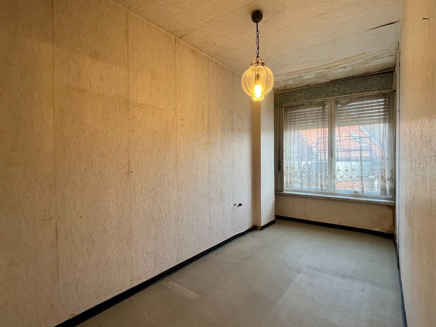 Te renoveren woning te koop in centrum Izegem! foto 6