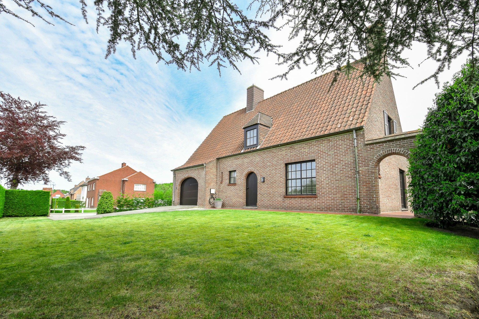 Hoofdfoto van de publicatie: IN EEN GROENE OMGEVING GELEGEN CHARMANTE VILLA met GARAGE & TUIN