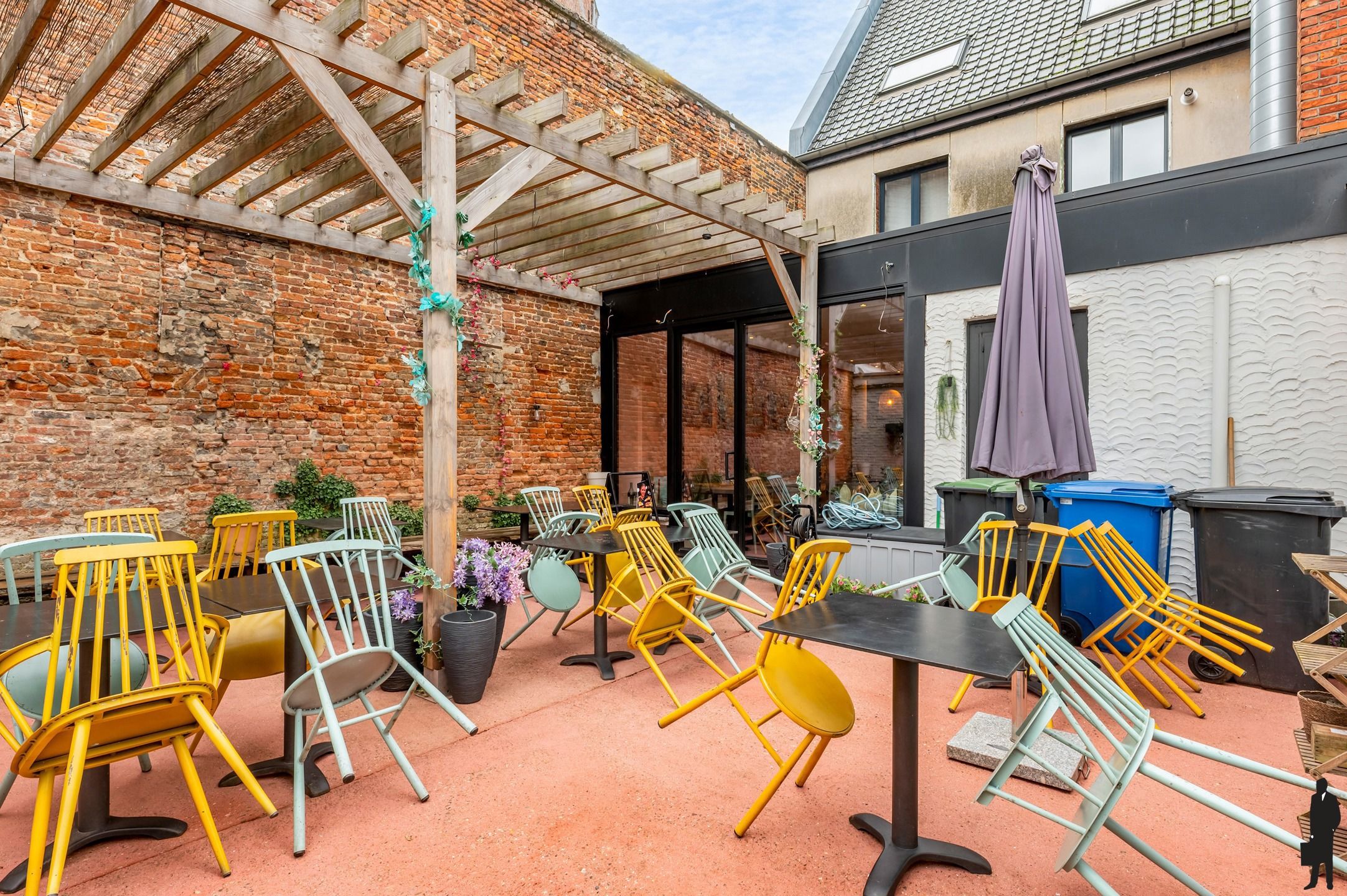Handelszaak met ruim terras en bovenliggende woonst foto 7