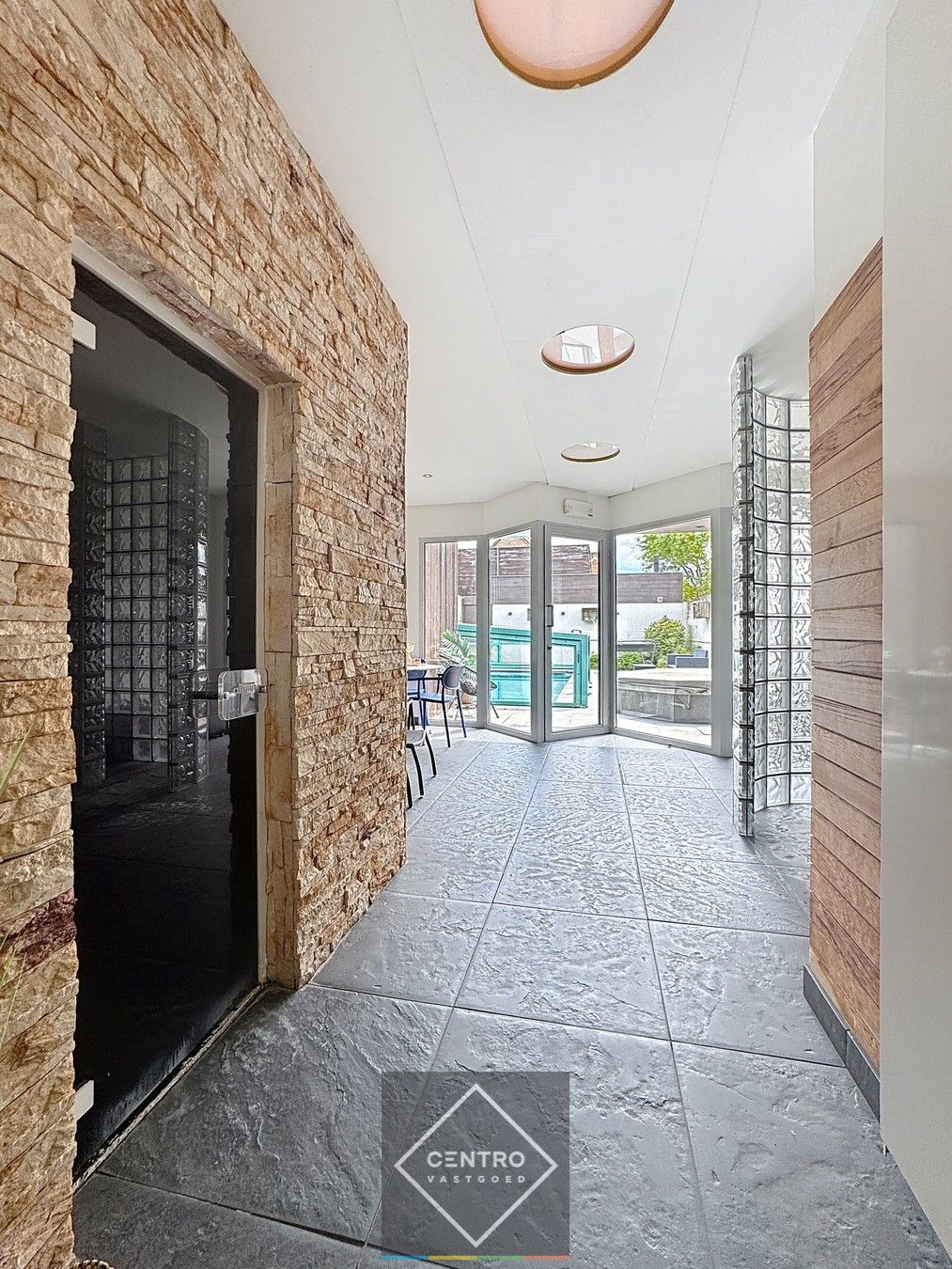 Instapklaar handelspand met wellness, appartement én verhuurde broodjeszaak – toplocatie in Sint-Eloois-Winkel (Ledegem). foto 6