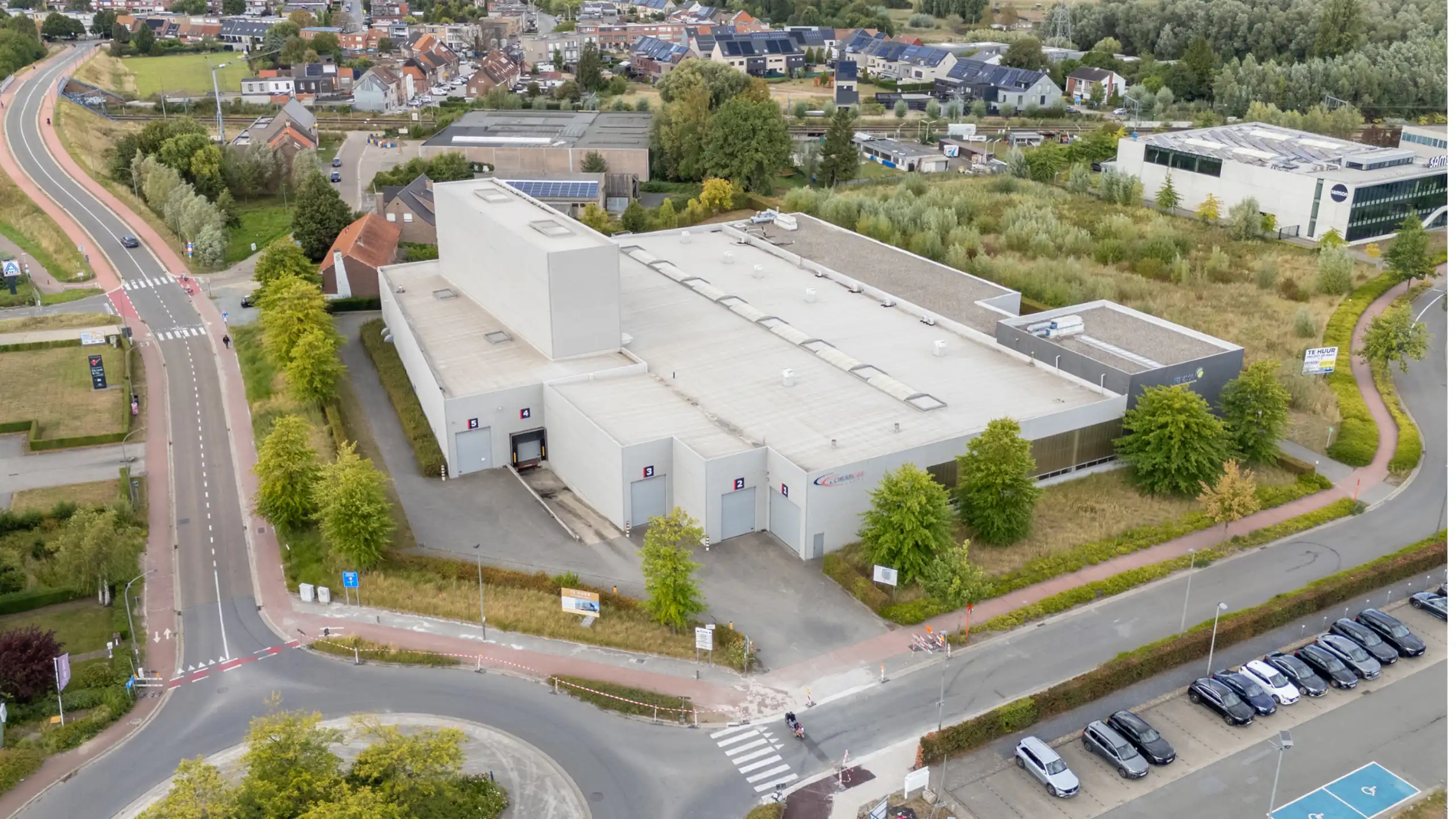 Modern bedrijfsgebouw langs E17 in Zwijndrecht foto 2