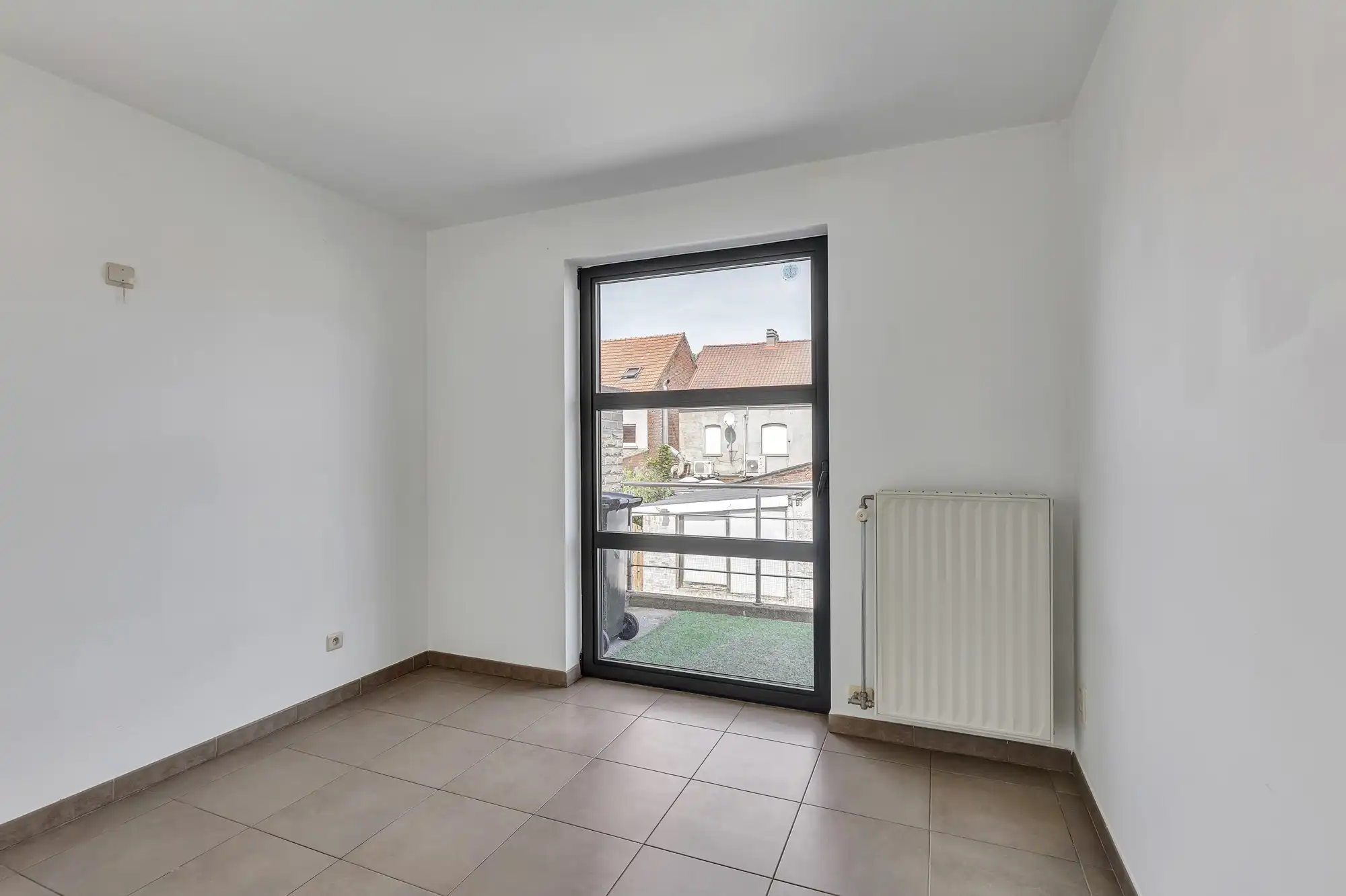 Ruim, instapklaar appartement met terras en autostaanplaats foto 10