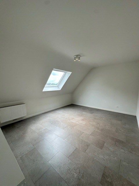 Charmant triplexappartement te huur in het hart van de dorpskern in Neeroeteren. foto 8