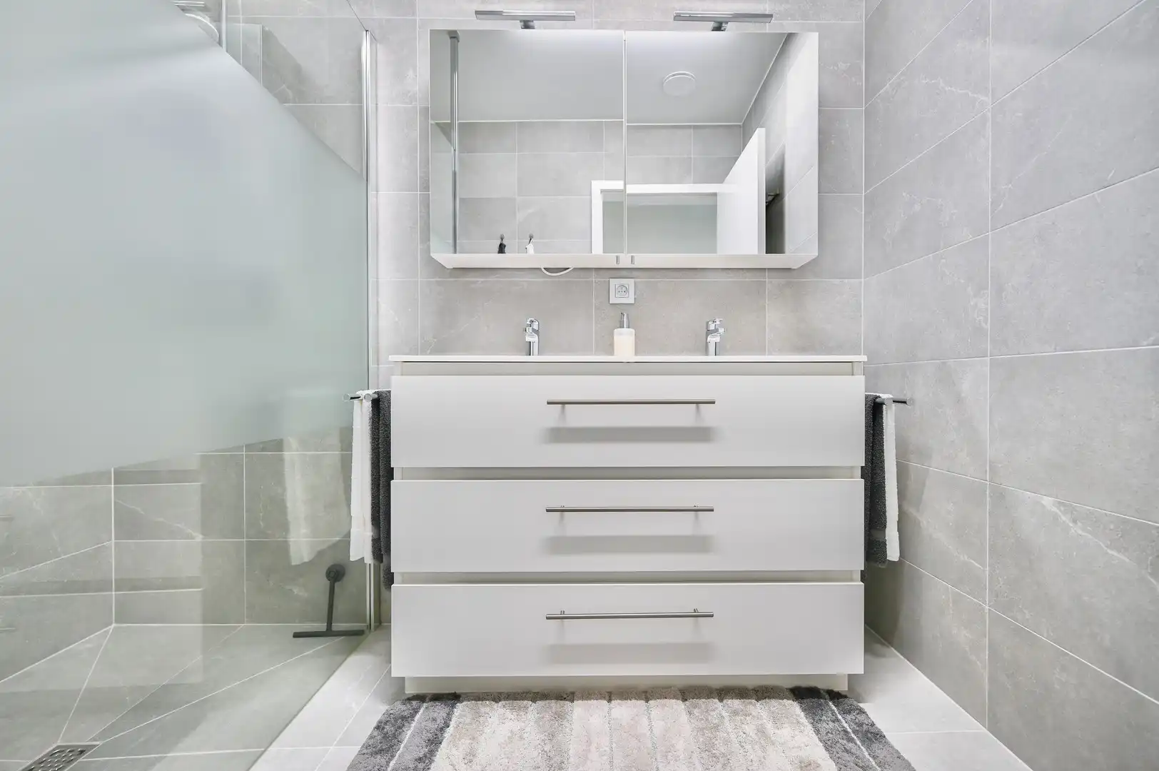 Instapklaar en volledig bemeubeld dakappartement te koop in hartje Bornem foto 9