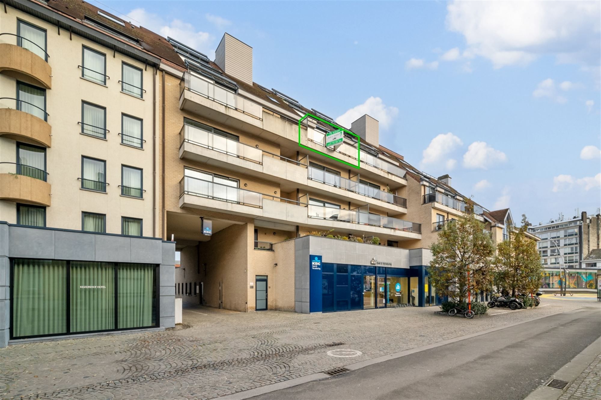 Ruim appartement met twee slaapkamers en twee terrassen in het centrum van Aalst foto {{pictureIndex}}