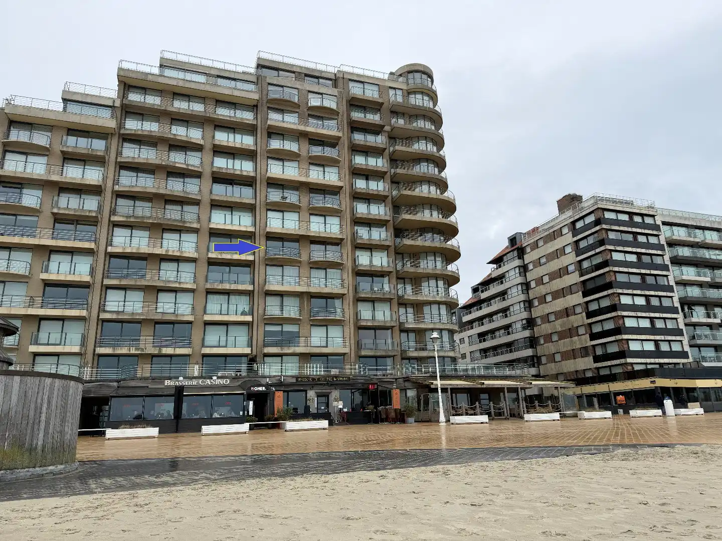 Appartement met frontaal zeezicht op de zeedijk in Nieuwpoort foto {{pictureIndex}}