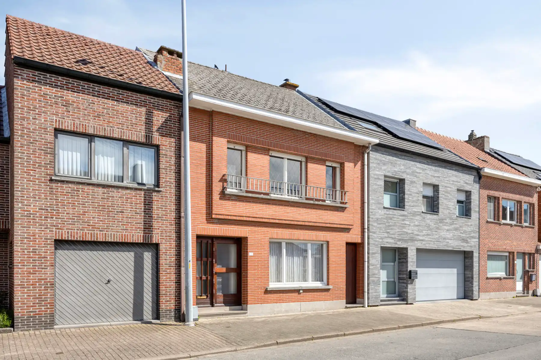 IN OPTIE - Solide te renoveren burgerwoning mét doorgang in Opstal foto 4