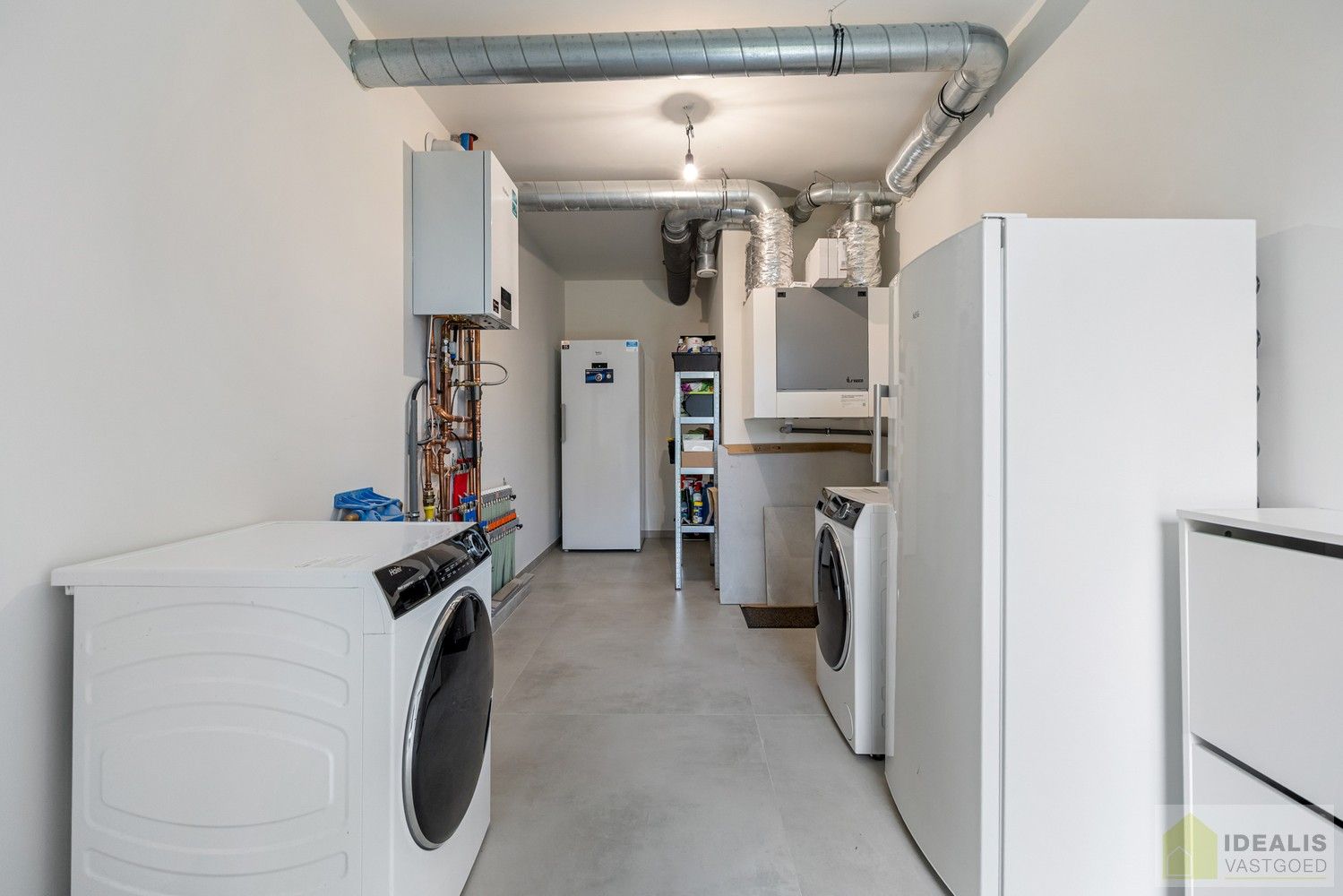 PRACHTIGE NIEUWBOUWWONING MET EEN HEERLIJK LICHTRIJKE WOONKAMER MET OPEN KEUKEN, RUIME BERGING, BUREEL, 3 SLAAPKAMERS, RUIME DRESSING EN RUIME BADKAMER VOORZIEN VAN ALLE COMFORT! EEN HEERLIJK RUIM HUIS MET EEN NAAR WENS AAN TE LEGGEN TUIN, OP EEN GEGEERDE LOCATIE NABIJ HET CENTRUM VAN PEER! foto 24