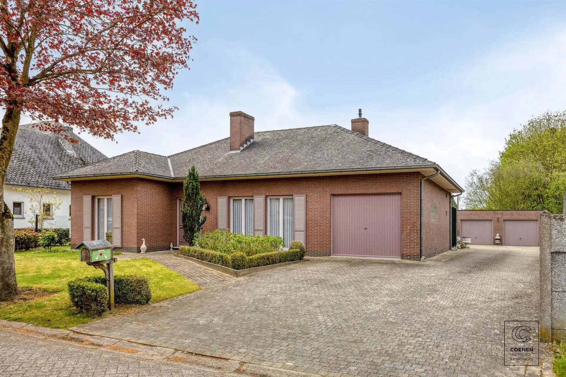Charmante gezinswoning van 196 m², 3 slpks en 3 garages! foto 2