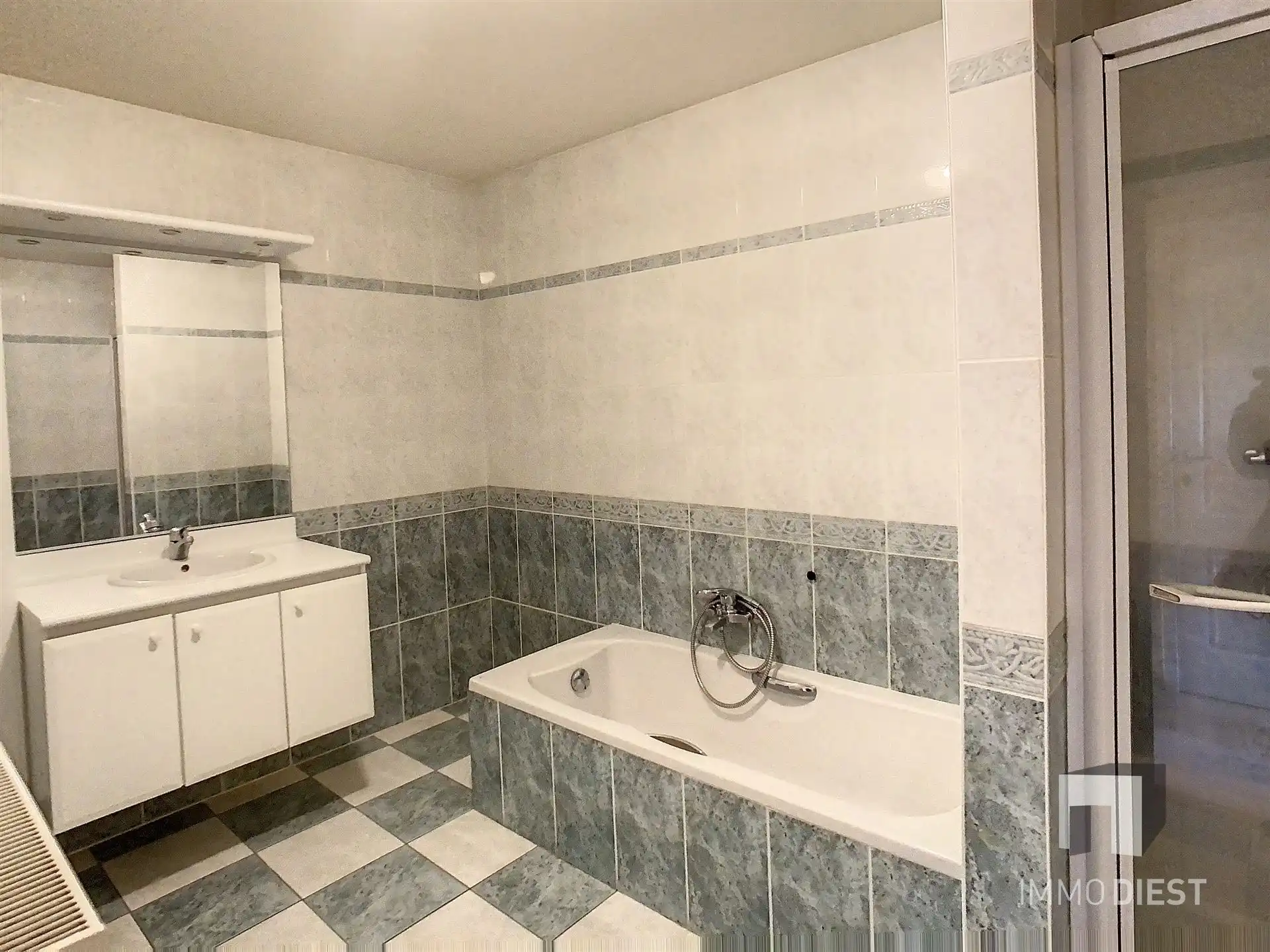 Duplexappartement met 2 slaapkamers, ruim terras en overdekte autostaanplaats in hartje Zichem. foto 18