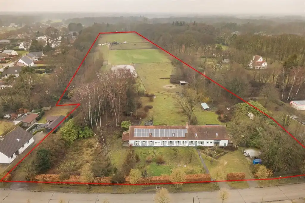 Langgevelhoeve op ca. 5 ha. vlak bij het dorp van Schilde, inclusief enkele bouwgronden. foto {{pictureIndex}}