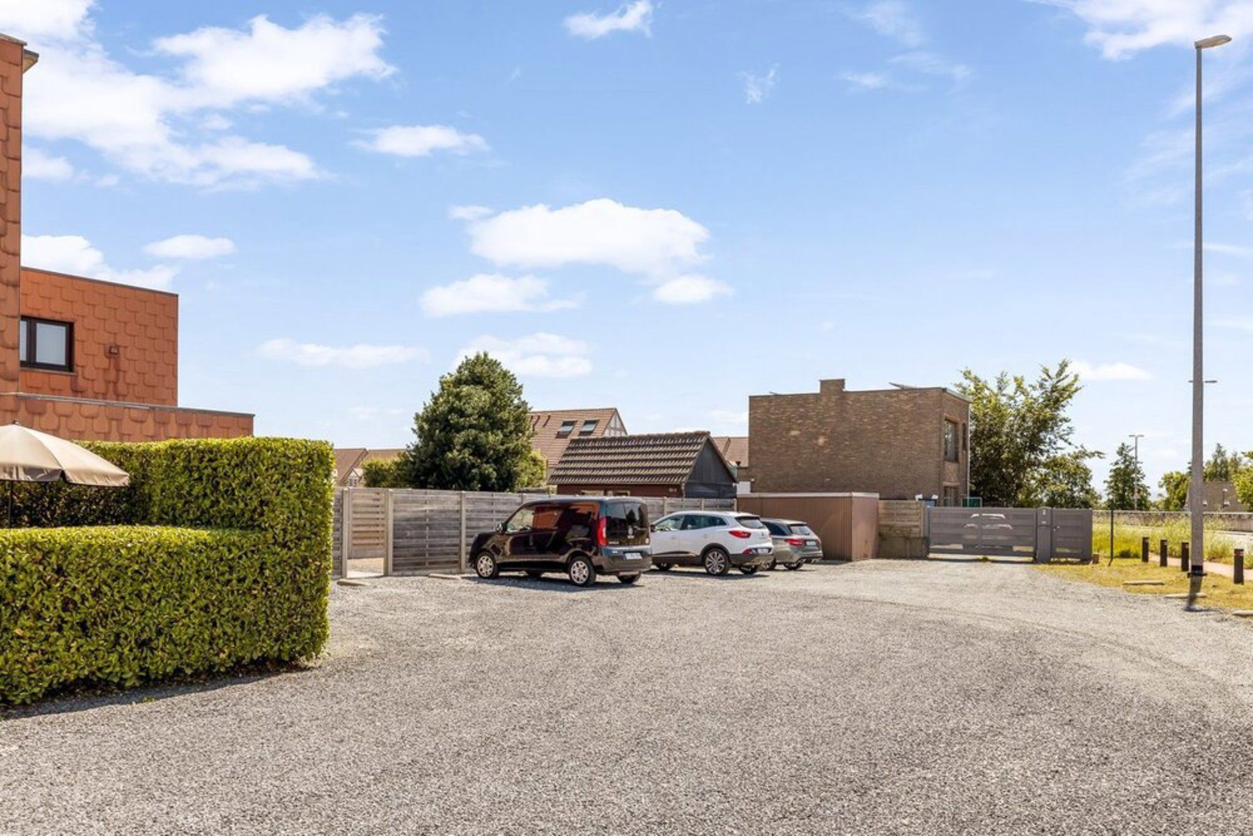 Handelspand met bouwgrond, duplex en parking te koop foto 2