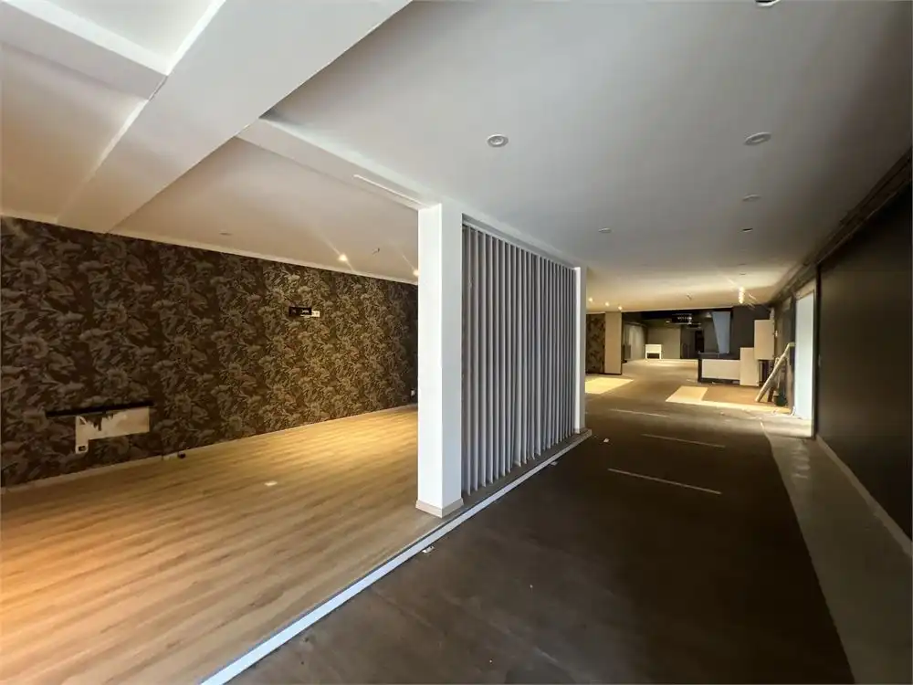 Ruim magazijn (1500m²) op perceel van 1920m²! foto 3