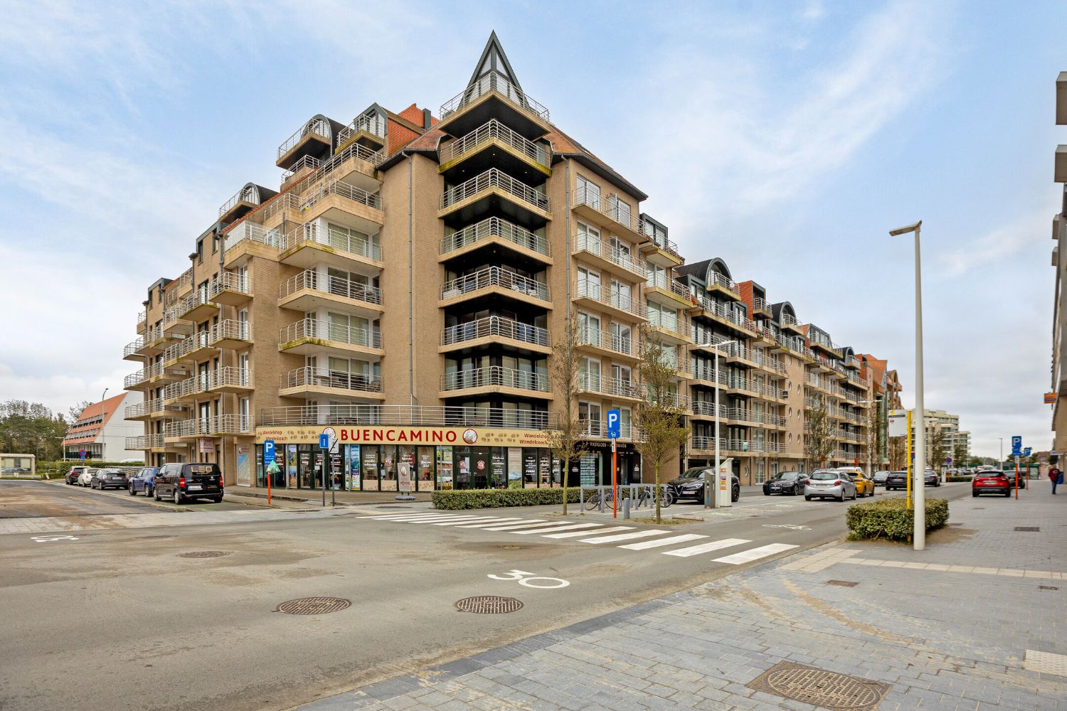 Zeer ruime garagebox te Nieuwpoort-Bad foto {{pictureIndex}}