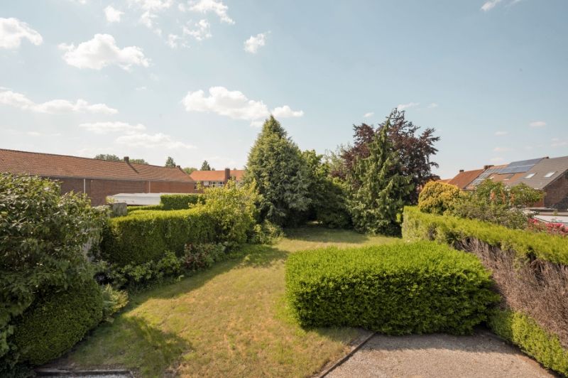 Centraal gelegen gebouw met gelijkvloerse handelsruimte, appartement met terras, extra verdieping en grote tuin foto 5