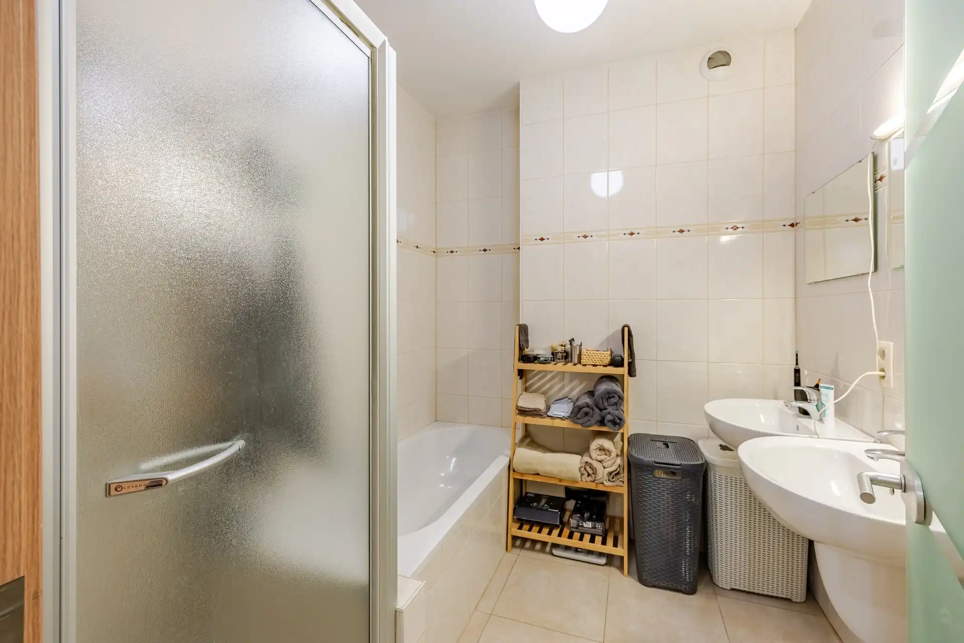 Instapklaar gelijkvloers appartement met 2 slaapkamers, ruim terras en ondergrondse staanplaats in hartje Aalst foto 13
