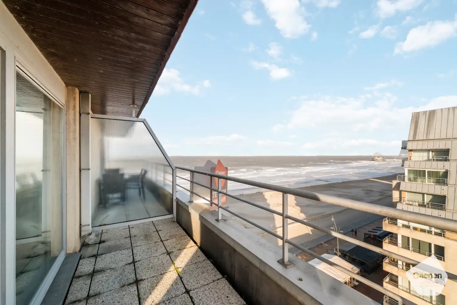 Lichtrijke studio met een prachtig uitzicht op zowel de zee als het hinterland foto {{pictureIndex}}