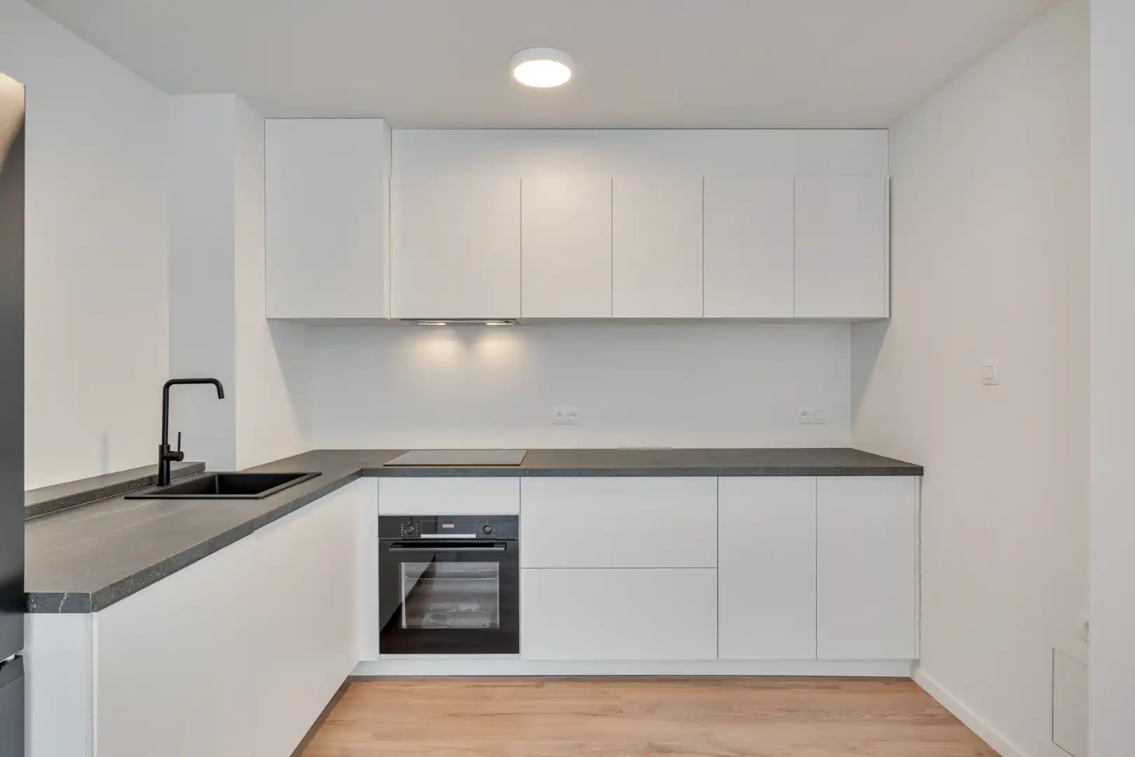 Stijlvol gerenoveerd appartement met moderne uitstraling in het centrum van Maaseik!  foto 12