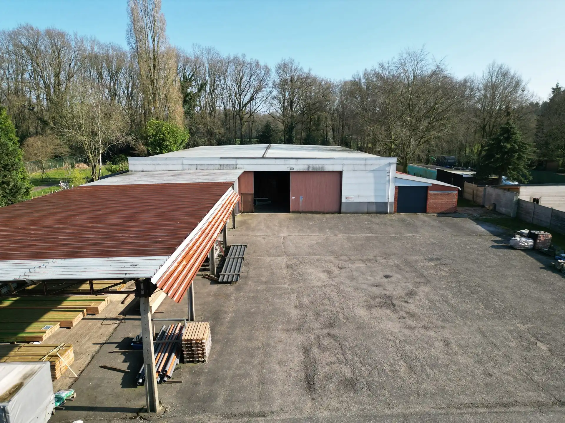 TE KOOP: RUIME WONING MET ACHTERLIGGENDE LOODS IN ZUTENDAAL foto 3