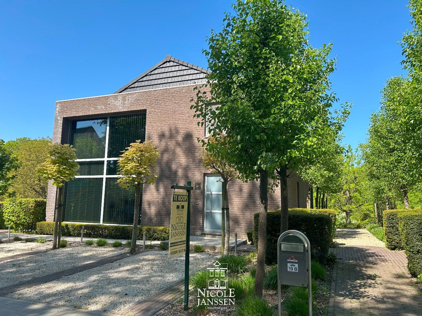 Zeer moderne en luchtige woning in een rustige, groene omgeving foto 2