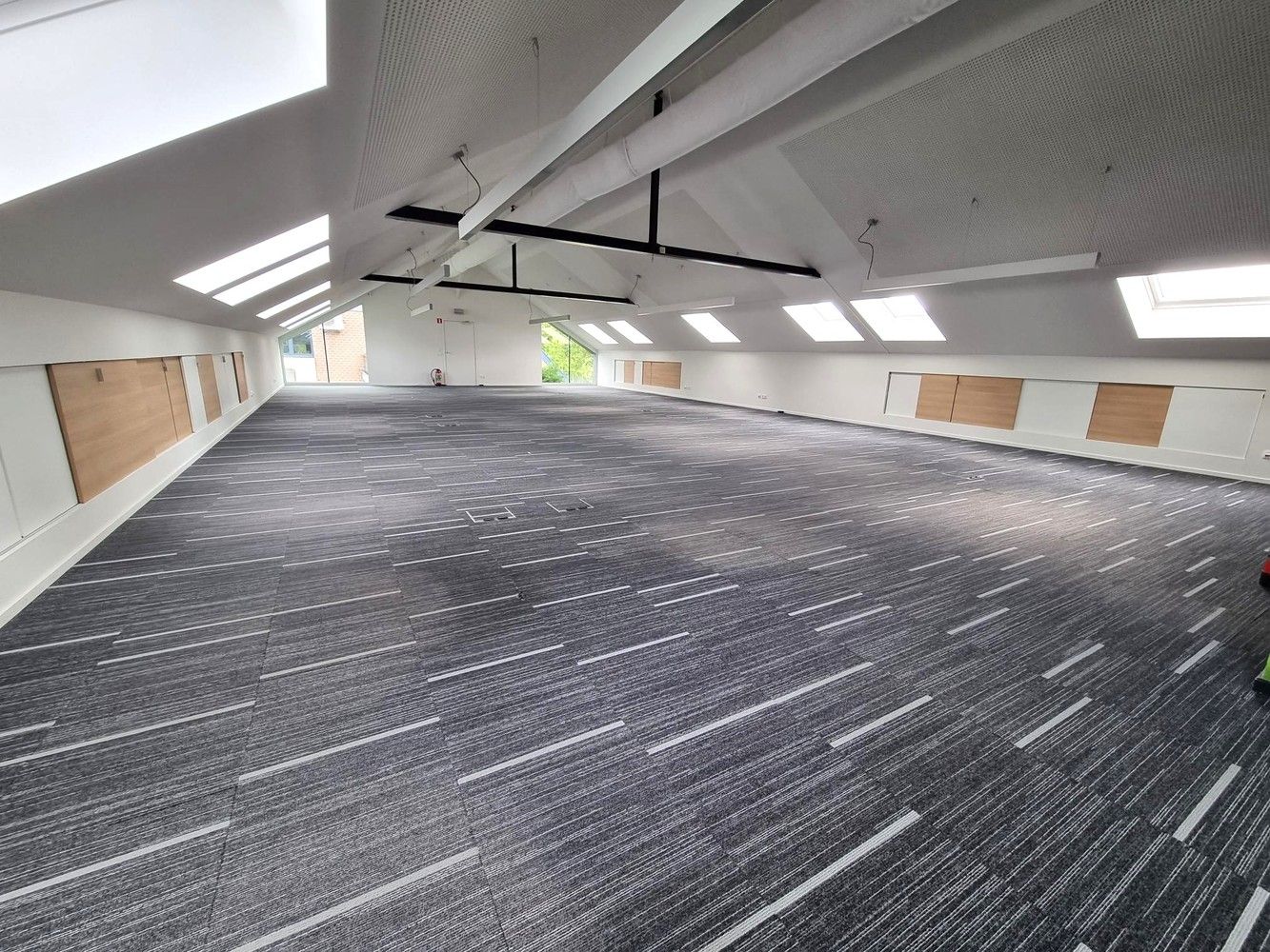 Kantoorgebouw met magazijnruimte, bruto vloeropp 1770 m² op een perceel gelegen van 49a85ca. foto 3