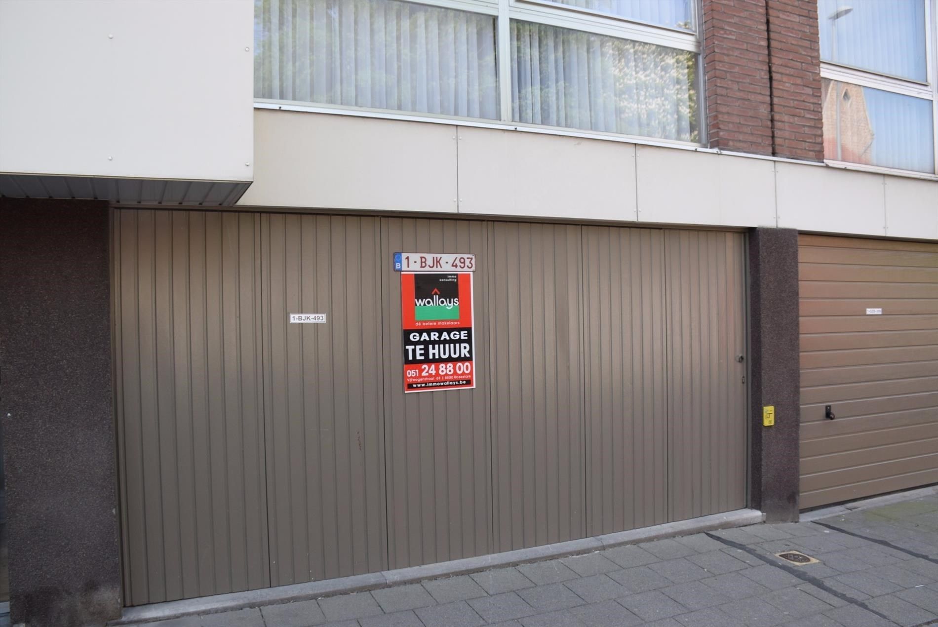 Zeer ruime privatieve garage Uilstraat Roeselare  foto {{pictureIndex}}