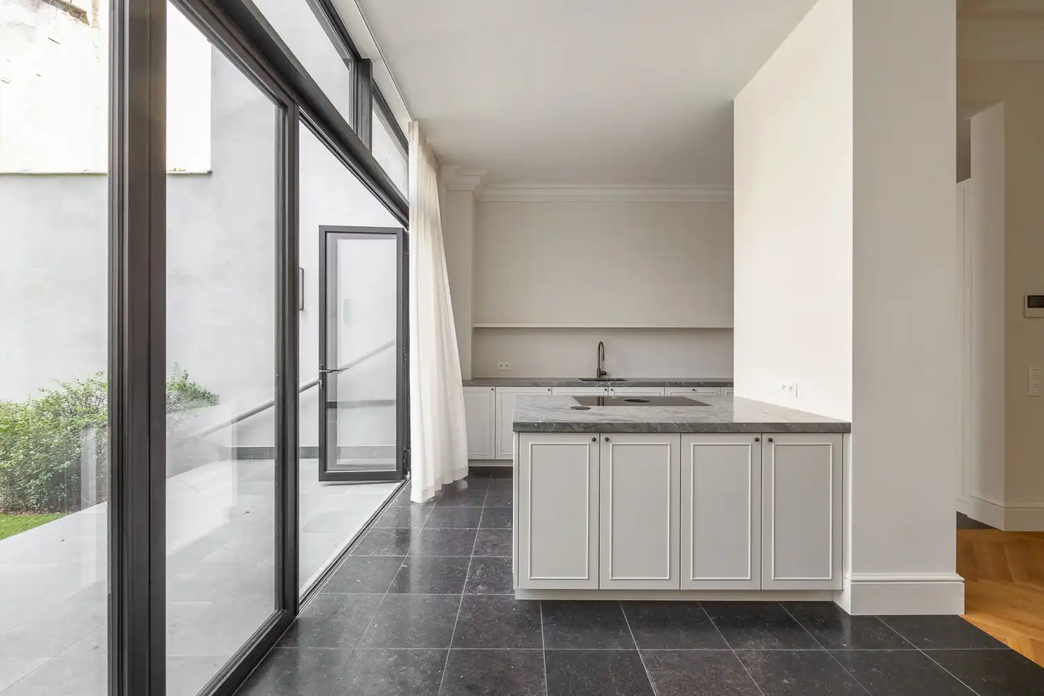 Prestigieuze en totaalgerenoveerde herenwoning (EPC B!) in eclectische stijl met zalige stadstuin op toplocatie aan de Jan Van Rijswijcklaan foto 9