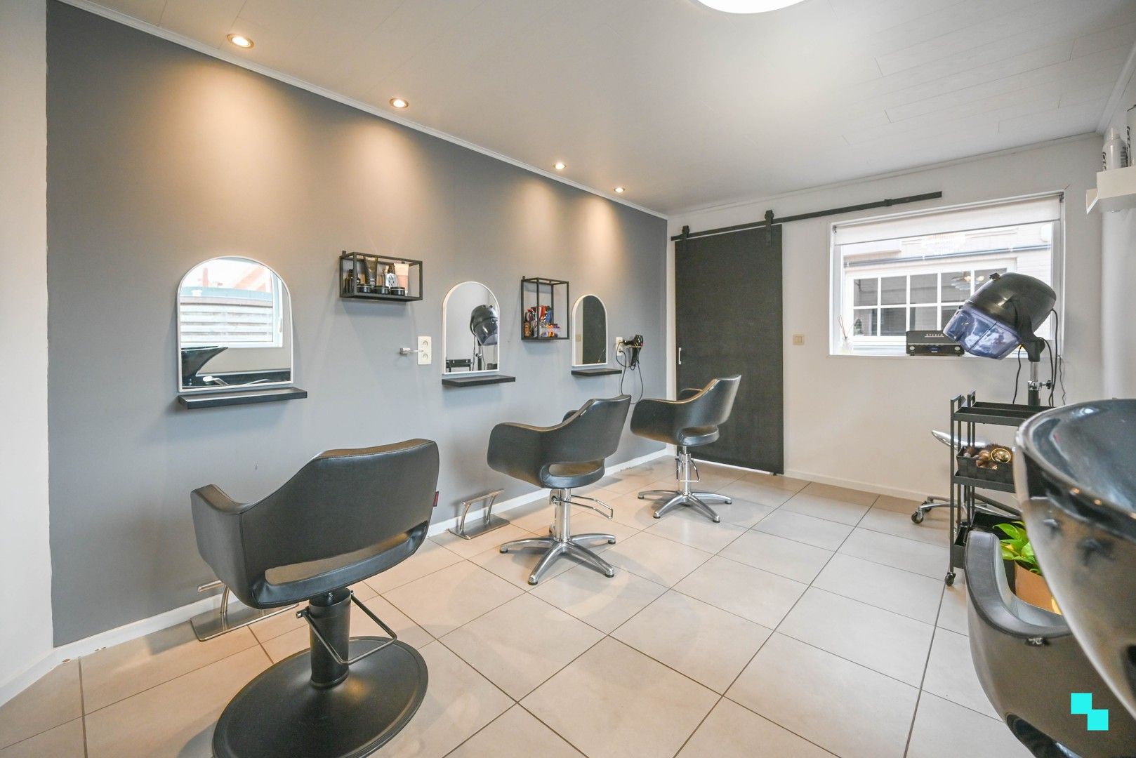 Ruime, gerenoveerde woning nabij centrum Oostrozebeke foto 13