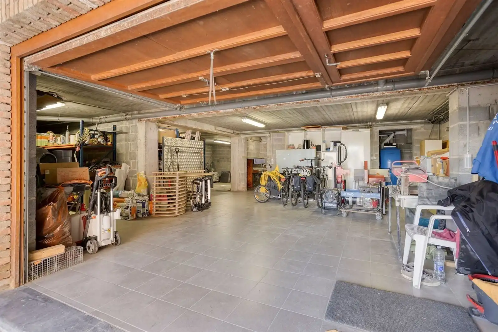 Zeer ruime woning (400m²) met 4 slaapkamers + 2 badkamers  foto 29
