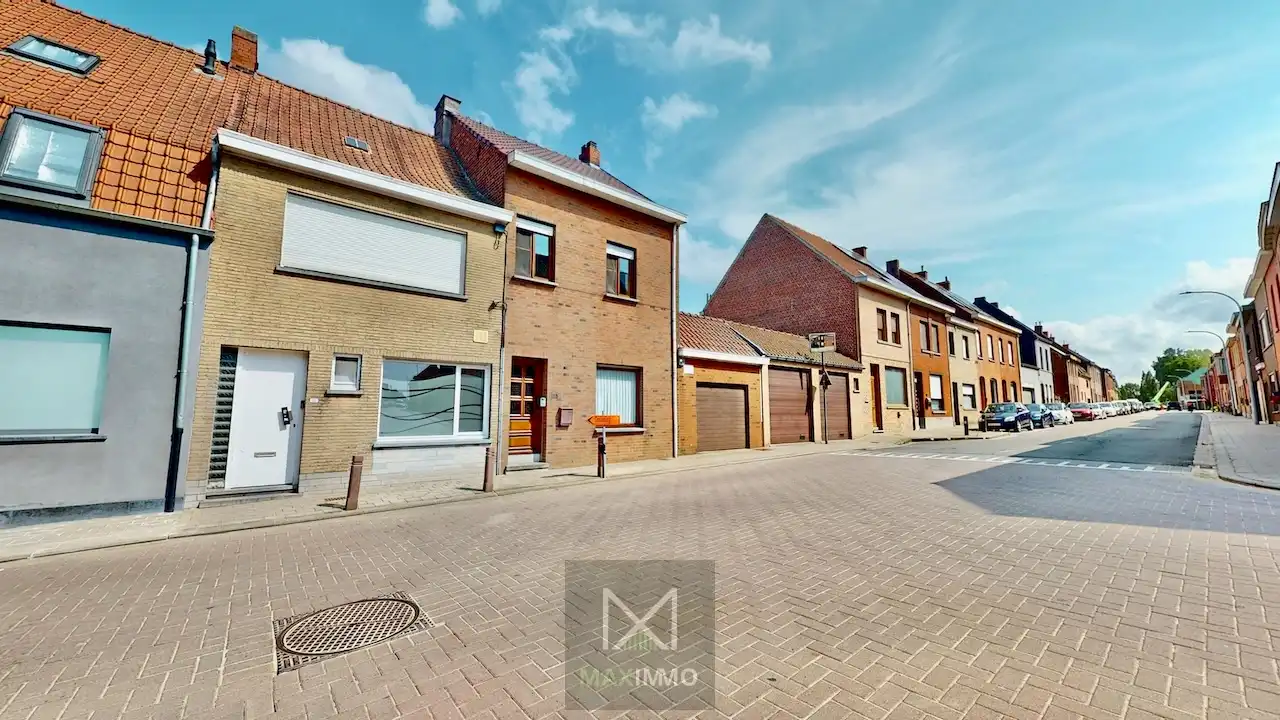 Hoofdfoto van de publicatie: Woning met 3 garages, zonnepanelen, ruime tuin & aparte toegang – 830 m² perceel in Lauwe