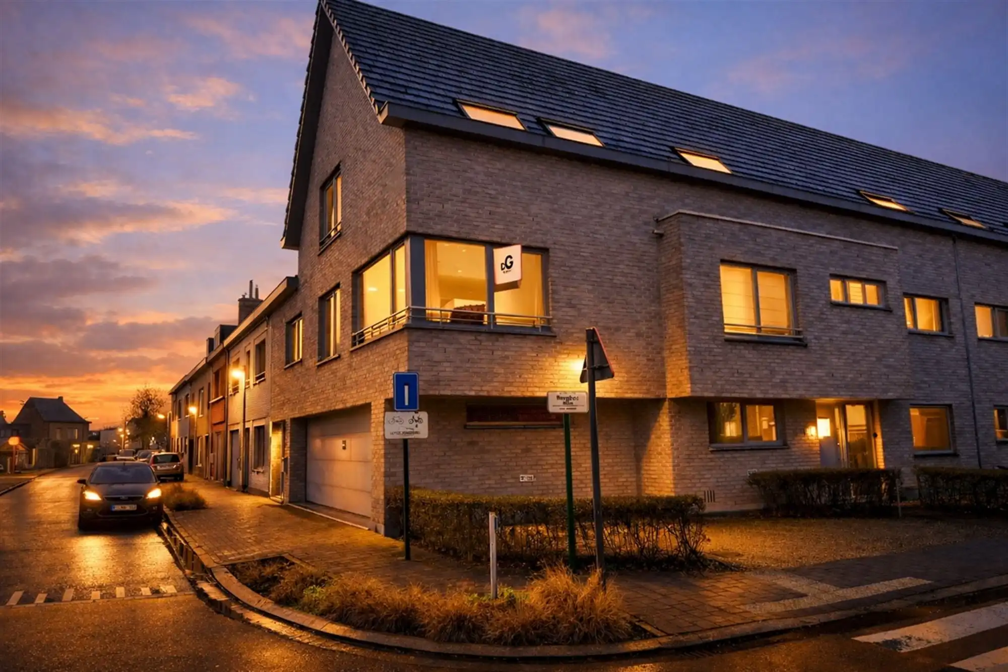 Ruim TRIPLEX-APPARTEMENT met 3 SLAAPKAMERS, 2 BADK'S & BINNENSTNPLTS foto {{pictureIndex}}