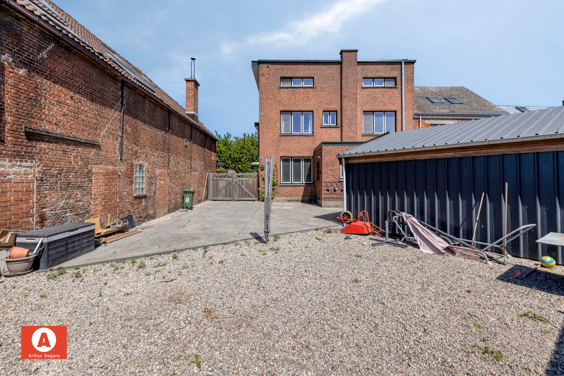 Half-open bebouwing met karaktergevel, 6 slpks & garage. foto 32