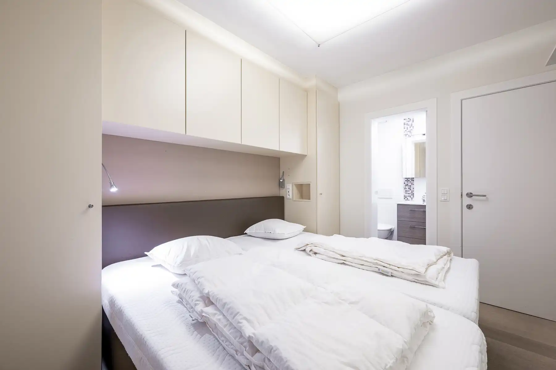 Gemeubeld drie slaapkamerappartement vlakbij de Zoutelaan met parking foto 10