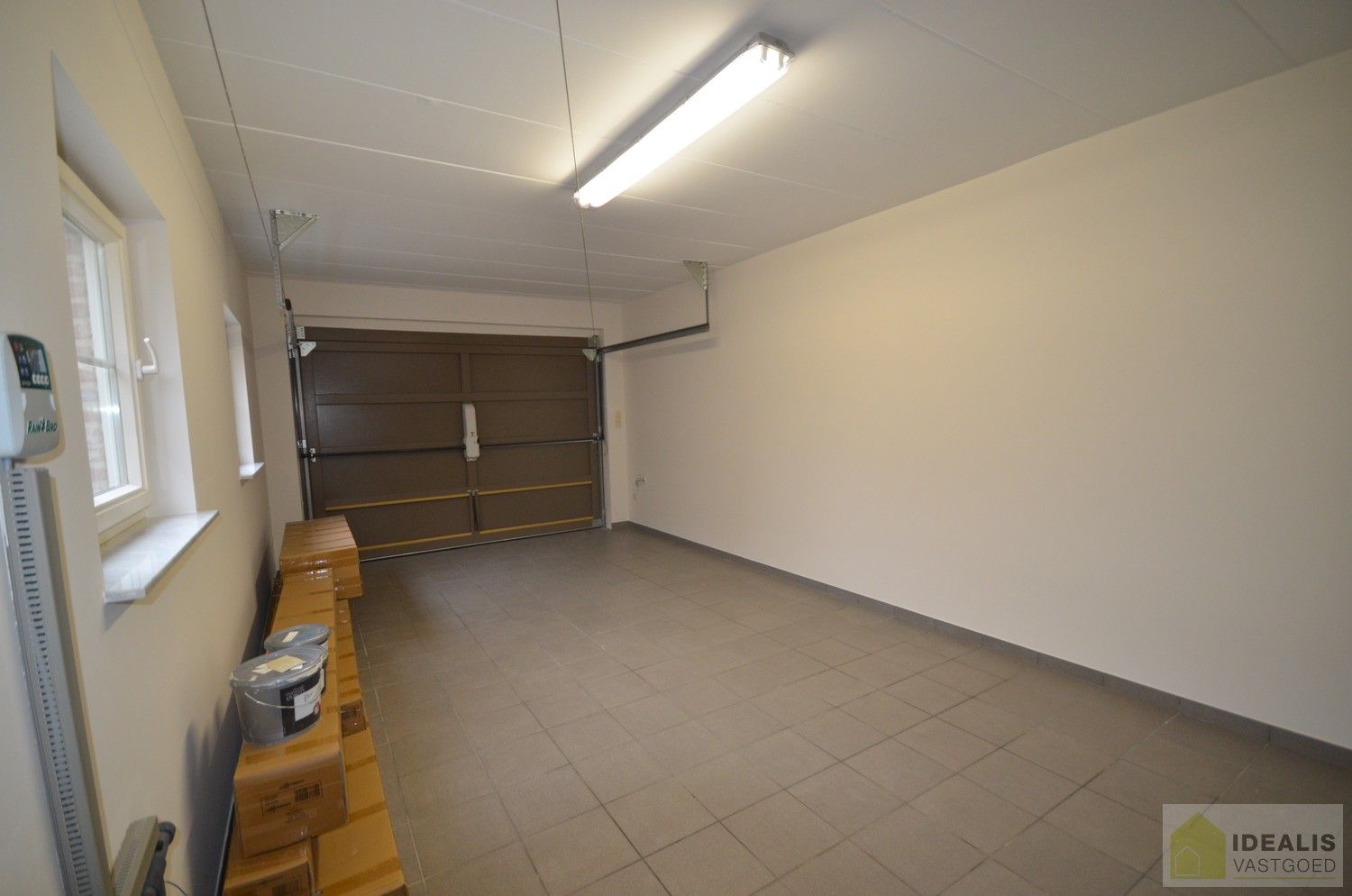 LUXUEUS AFGEWERKTE VILLA IN ZEER GOEDE STAAT! Deze ruime woning omvat o.a. een grote leefruimte, ruime keuken met bergplaats, wasplaats, 3 slaapkamers, ruime badkamer, inpandige garage en bergzolder! De villa is gelegen op een perceel met een opp. +/-13a dat volledig is aangelegd en omheind! Zeer geschikt voor kandidaten op zoek naar een rustig, doch centraal gelegen instapklare woning. foto 26