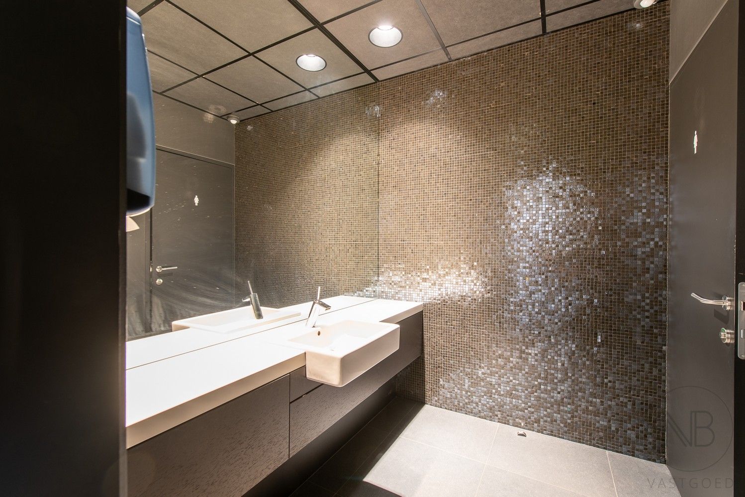 Volledig ingerichte en verhuurde kantoorverdieping in het zakelijke centrum van Genk (Botta-gebouw) foto 21