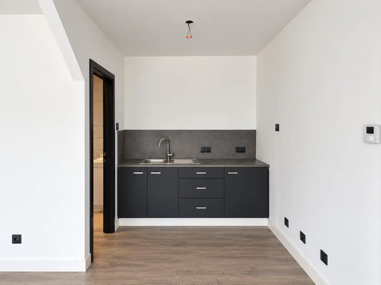 Handelsgelijkvloers (46 m²) te huur op toplocatie in Rekem foto 5