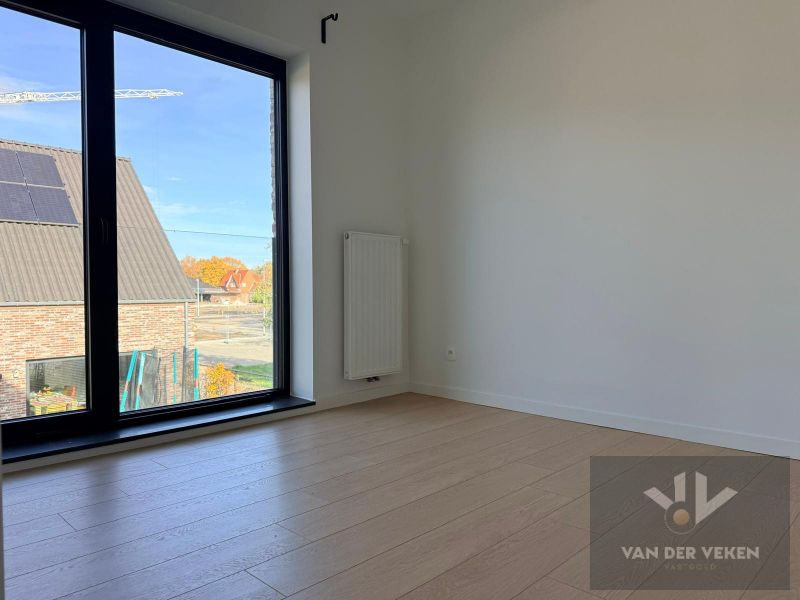 Moderne halfopen bebouwing met vier slaapkamers foto 9