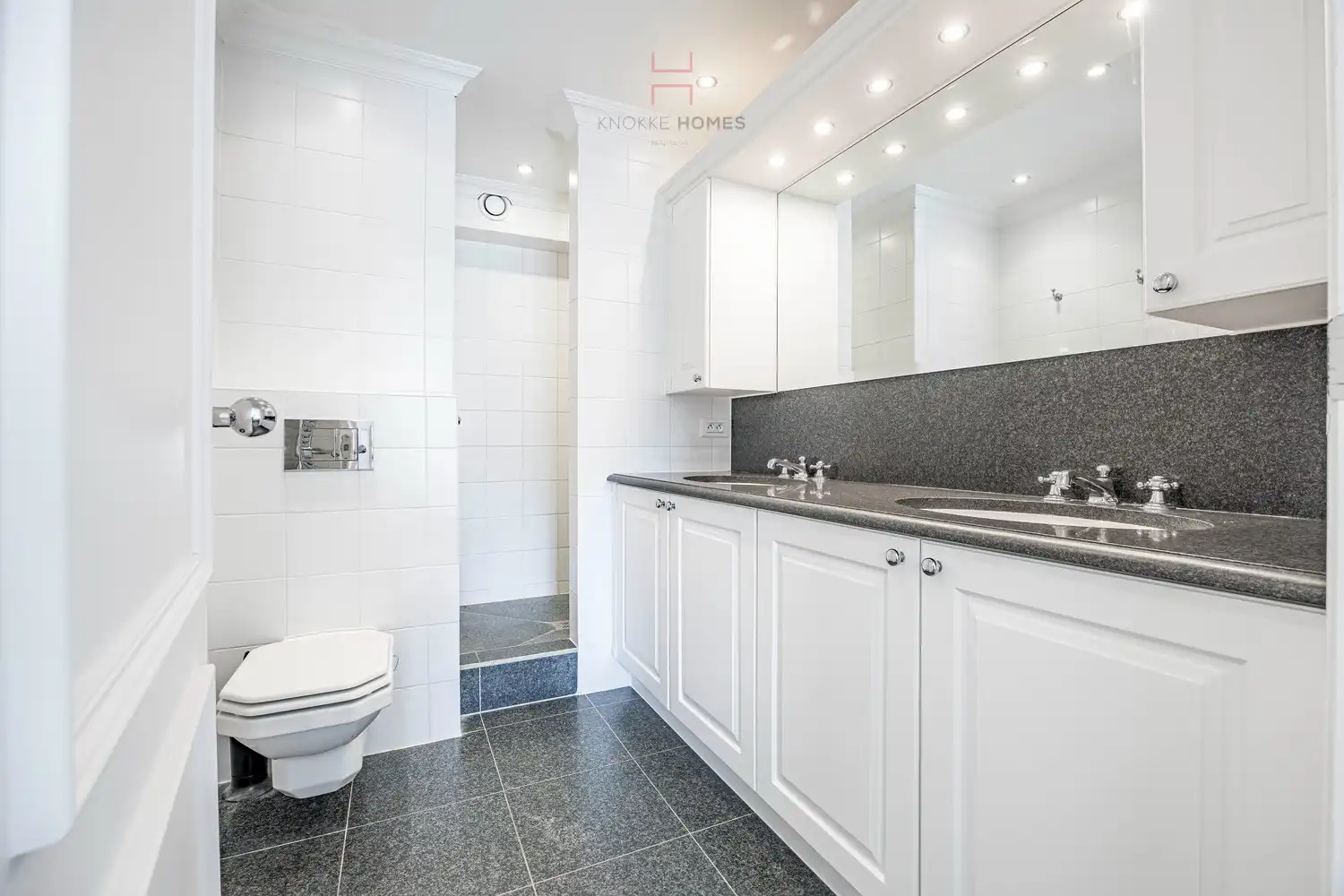 Gemeubeld appartement met frontaal zicht over het Van Bunnenplein en de zee. foto 15