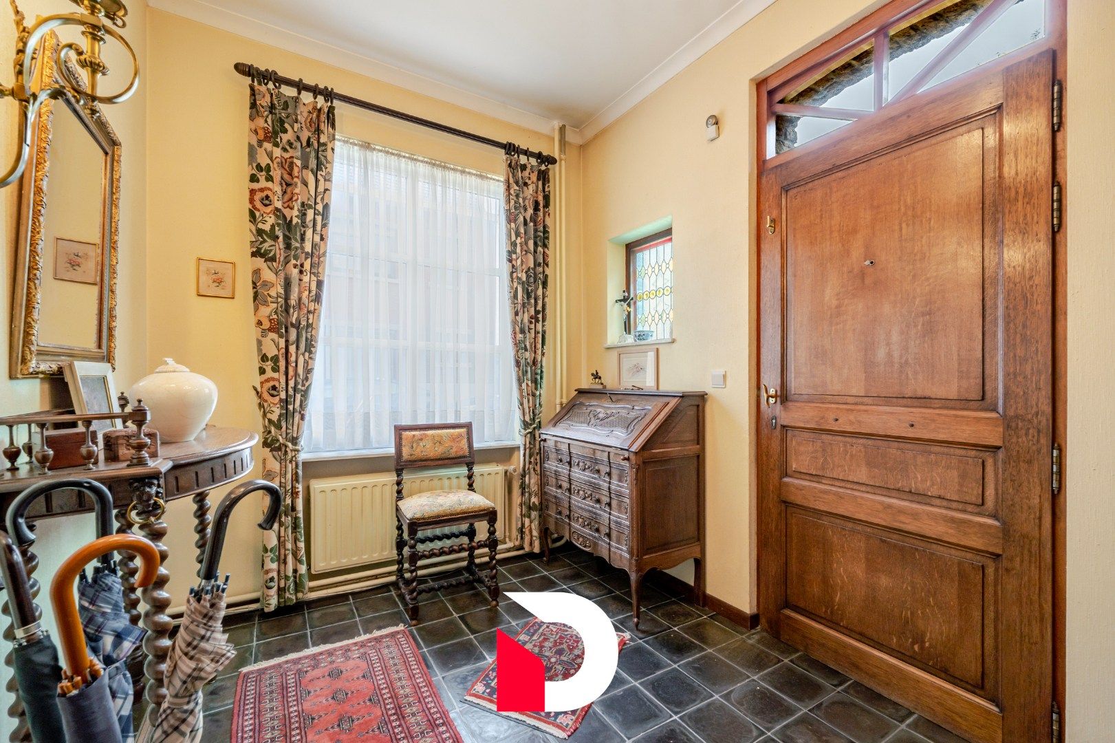 Deze statige halfopen woning is gelegen op een steenworp van de Markt te Eernegem. foto 9