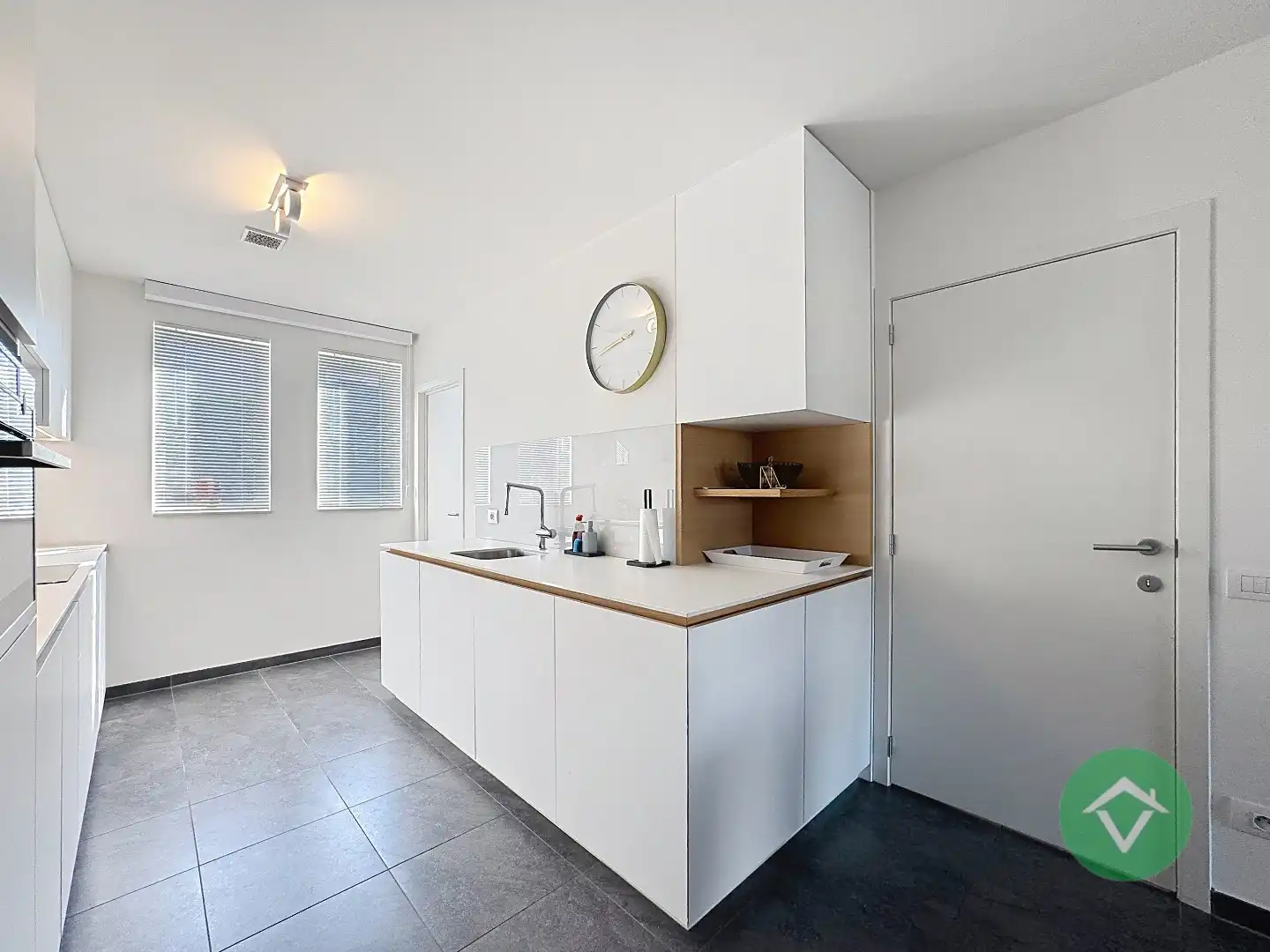 Recente gezinswoning (2019) met zonnige tuin en uitweg achteraan - instapklare topper. foto 11